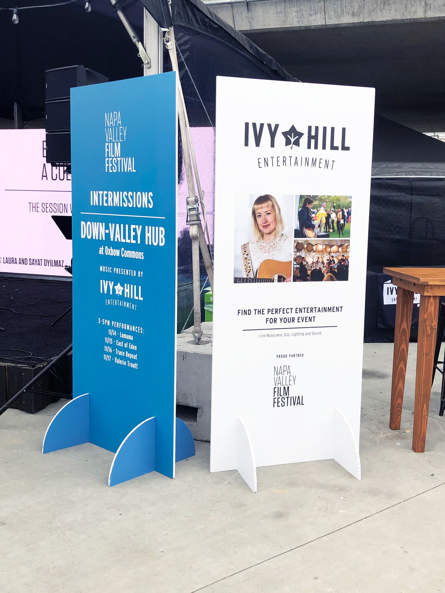 Retractable banners for an event